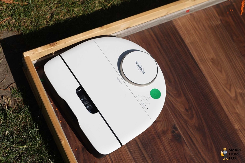 Der Vorwerk Kobold VR7 reinigt in einer Ecke.